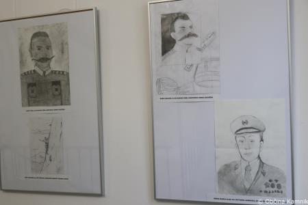 V prostorih občinske stavbe na ogled razstava literarnih in likovnih del na temo Častni občan Kamnika (65)